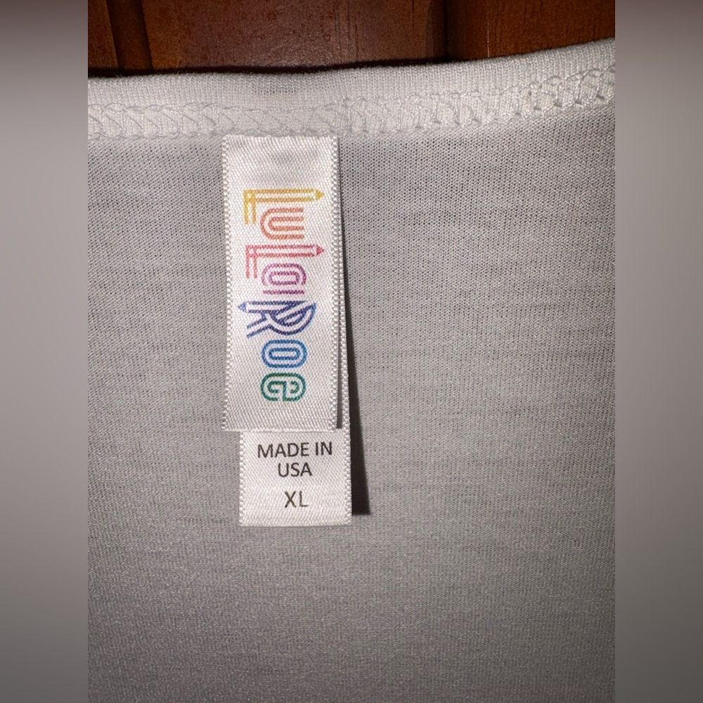 NWT LuLaRoe White Short Sleeve Tee look at all pictures 20↔️31↕️ #1242 - Picture 3 of 8